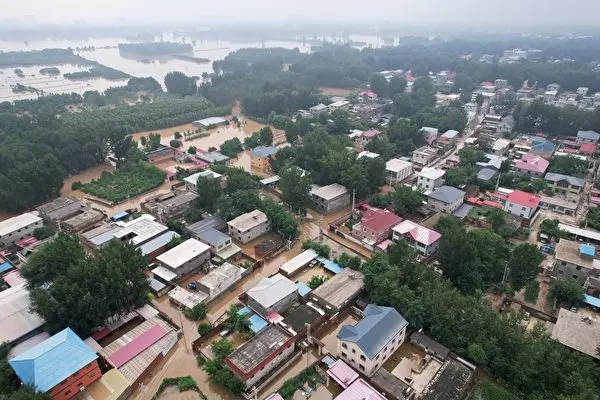 Cảnh trên không này cho thấy một ngôi làng bị ngập lụt sau những trận mưa lớn ở Trác Châu, thành phố Bảo Định, phía bắc tỉnh Hà Bắc của Trung Quốc, hôm 02/08/2023. (Ảnh: Jade Gao/AFP qua Getty Images)