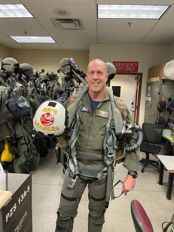Dân biểu Idaho Ted Hill, một Đại tá Hải quân đã về hưu, trong trang phục để thực hiện một nhiệm vụ Trợ giúp Không lực Tầm gần ban đêm ở Fallon, Nevada, cho Trung tâm Phát triển Chiến tranh Hàng không Hải quân, vào tháng 02/2022. (Ảnh: Đăng dưới sự cho phép của Dân biểu Ted Hill)