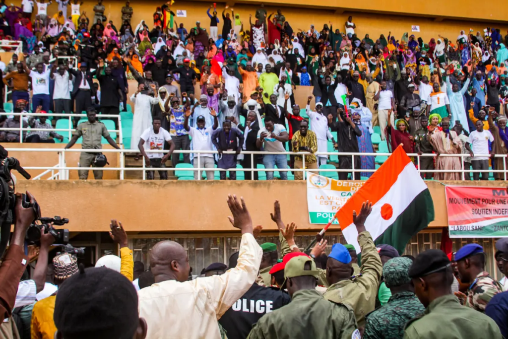 Những người ủng hộ các nhà lãnh đạo cuộc đảo chính của Niger tham gia một cuộc biểu tình tại một sân vận động ở Niamey, Niger, hôm 06/08/2023. (Ảnh: Mahamadou Hamidou/Reuters)