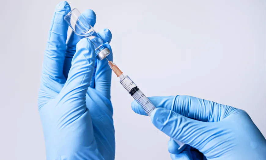 Nhà nghiên cứu: Đau đầu khởi phát muộn hậu chích vaccine COVID làm dấy lên cảnh báo nguy hiểm