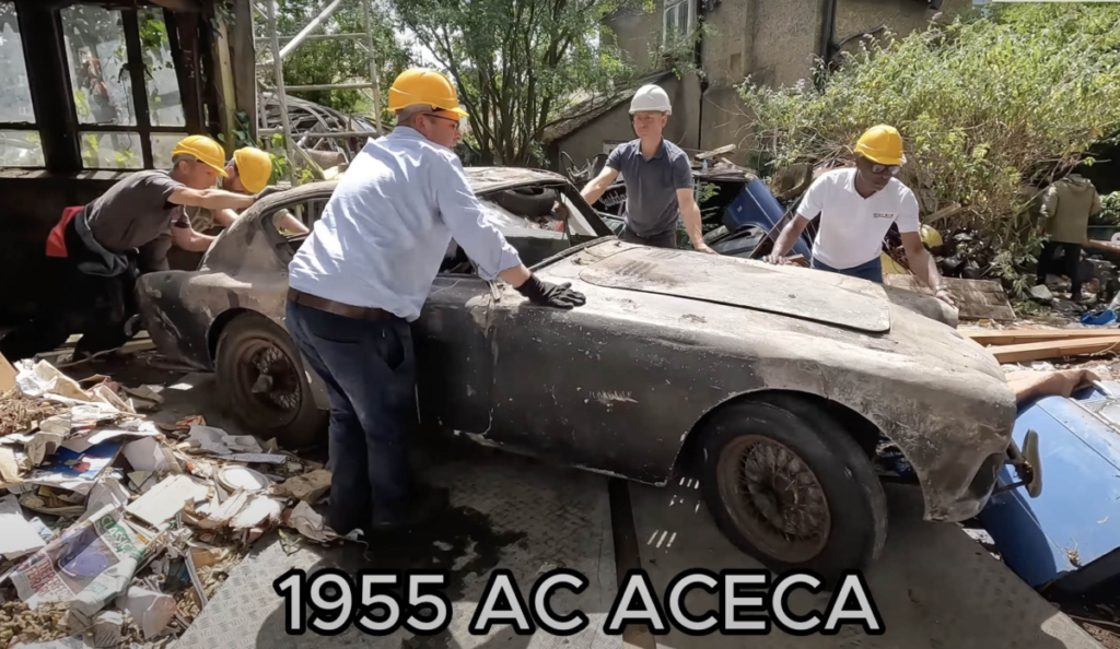 Những nhân viên của Anglia Car Auctions đang di chuyển một chiếc AC Aceca đời 1955 ra khỏi nhà kho. (Ảnh: Anglia Car Auctions)