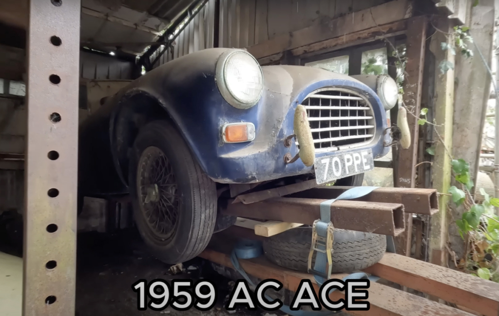 Chiếc AC ACE đời 1959 đang được đưa ra khỏi nhà kho. (Ảnh: Anglia Car Auctions)