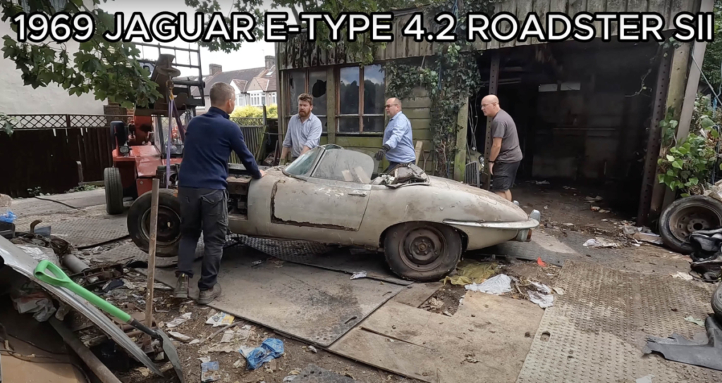 Một chiếc Jaguar E-Type đời 1969 được kéo ra khỏi nhà kho. Ông David Brown giữ bộ sưu tập của mình ở đó. (Ảnh: Anglia Car Auctions)