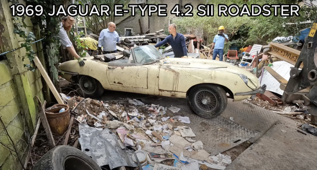 Một chiếc Jaguar E-Type đời 1969 đang được di chuyển ra khỏi nhà kho bỏ hoang ở miền nam Anh quốc. (Ảnh: Anglia Car Auctions)