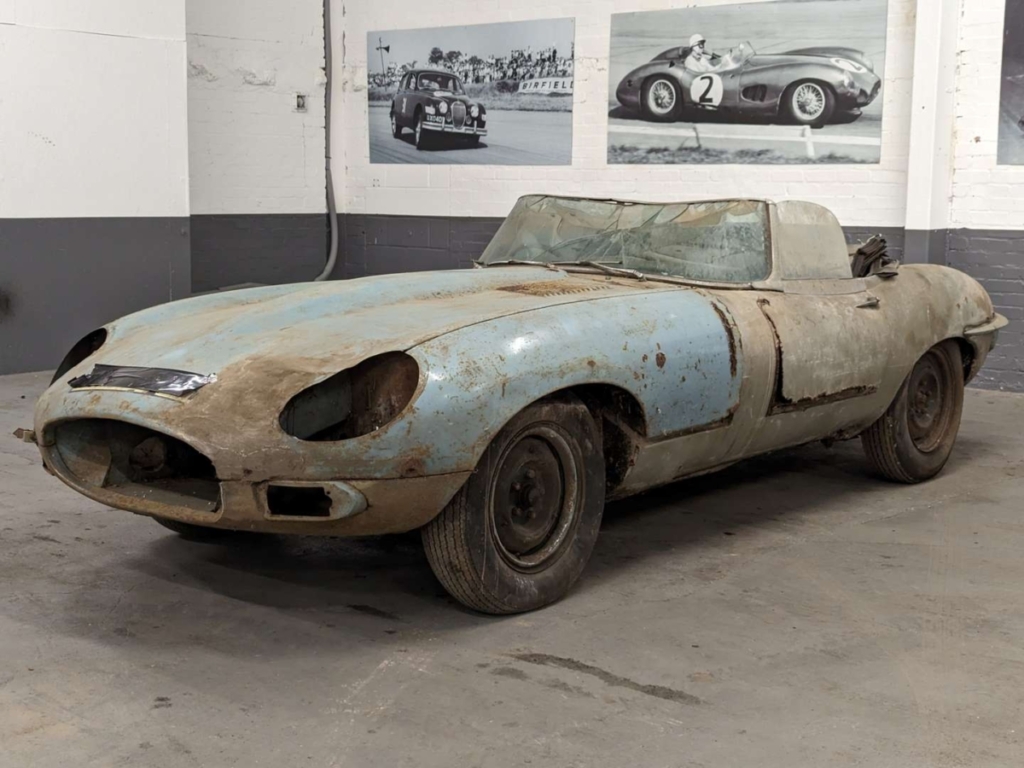 Một chiếc Jaguar E-Type 4.2 Roadster SII đời 1969 đã được khôi phục một phần và và sẵn sàng để bán đấu giá. (Ảnh: Anglia Car Auctions)