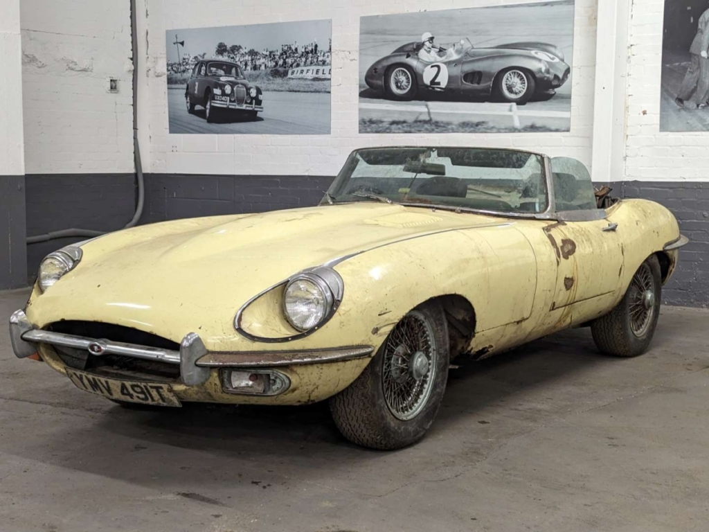 Một chiếc Jaguar E-Type 4.2 Roadster SII đời 1969 đã được khôi phục một phần và sẵn sàng để bán đấu giá. (Ảnh: Anglia Car Auctions)