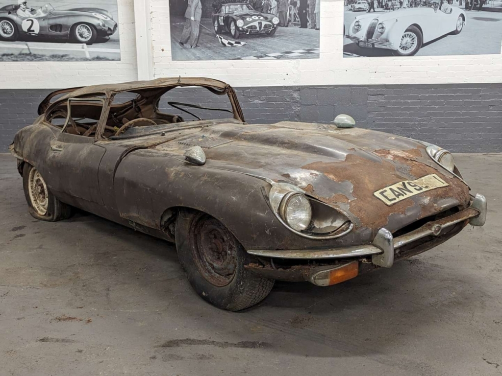 Một chiếc Jaguar E-Type 4.2 SSII FHC đời 1970 đã được khôi phục một phần và sẵn sàng để bán đấu giá. (Ảnh: Anglia Car Auctions)