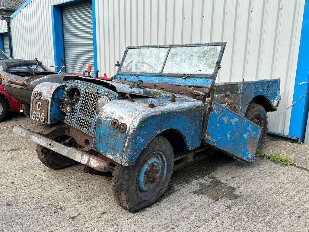 Chiếc Land Rover đời 1951 bị bỏ rơi sẽ cần tu sửa mới có thể hoàn toàn khôi phục dáng vẻ ban đầu. (Ảnh: Anglia Car Auctions)