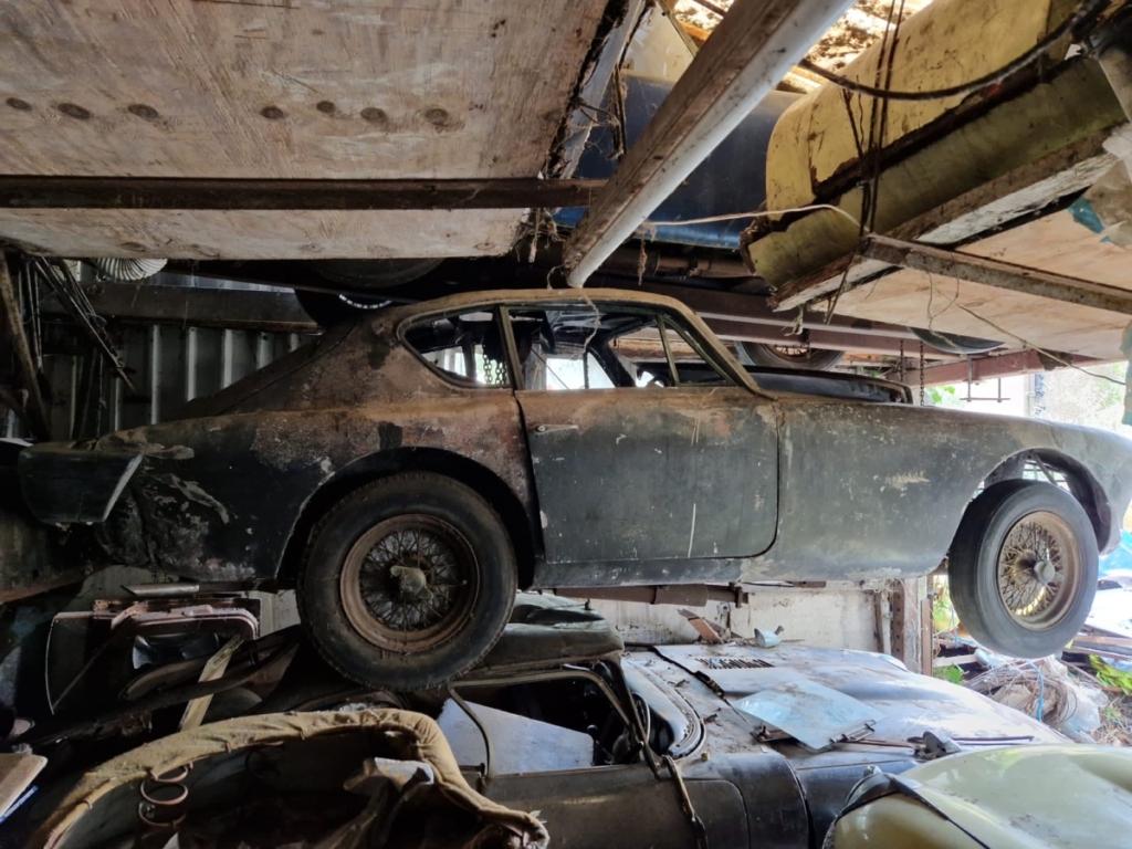 Những chiếc xe cổ bị bỏ rơi trong một nhà kho bỏ hoang ở miền nam Anh quốc. (Ảnh: Anglia Car Auctions)