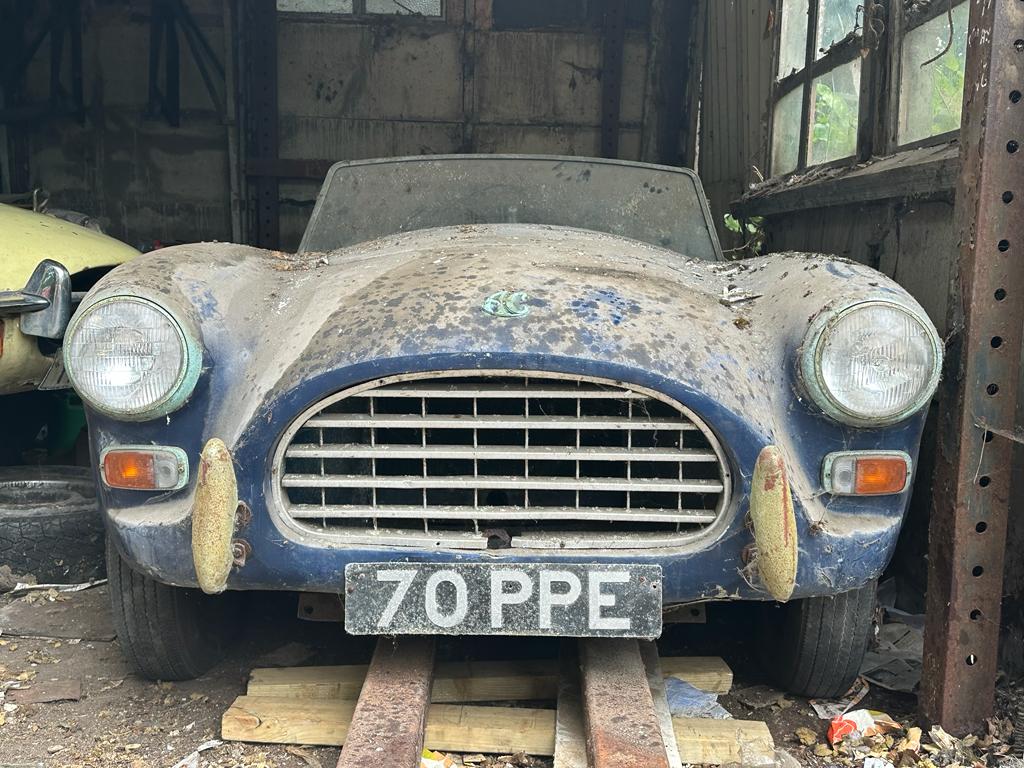 Chiếc AC ACE đời 1959 được cất giữ trong một nhà kho bỏ hoang ở miền nam Anh quốc. (Ảnh: Anglia Car Auctions)