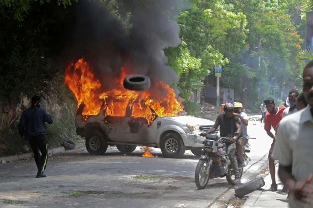 Một chiếc xe do người biểu tình đốt cháy trong cuộc biểu tình phản đối tình trạng mất an ninh ở Port-au-Prince, Haiti, hôm 07/08/2023. (Ảnh: Odelyn Joseph/AP Photo)