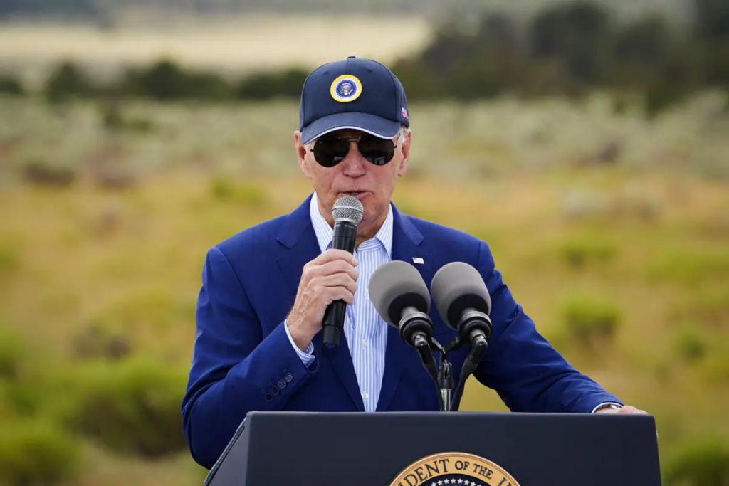 Tổng thống Joe Biden trình bày tại Phi trường Red Butte, Arizona, hôm 08/08/2023. (Ảnh: Madalina Vasiliu/The Epoch Times)