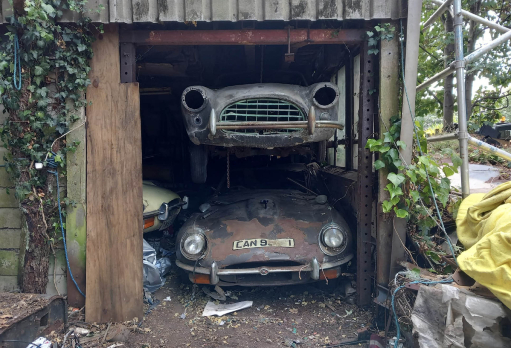 Những chiếc xe cổ trong nhà kho bỏ hoang. (Ảnh: Anglia Car Auctions)