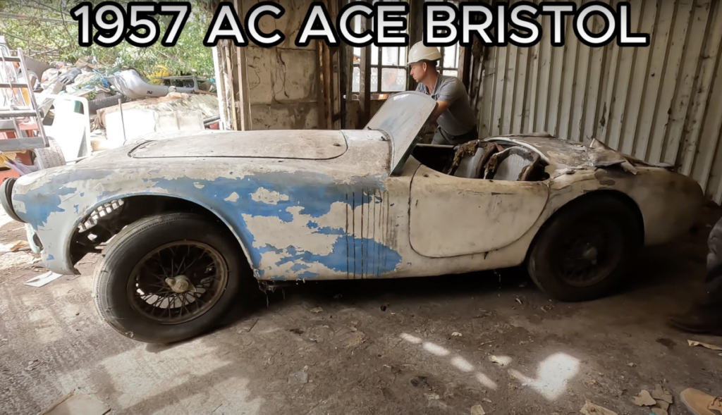 Một chiếc AC ACE Bristol đời 1957 được cất giữ trong một nhà kho bỏ hoang tại miền nam Anh quốc. (Ảnh: Anglia Car Auctions)