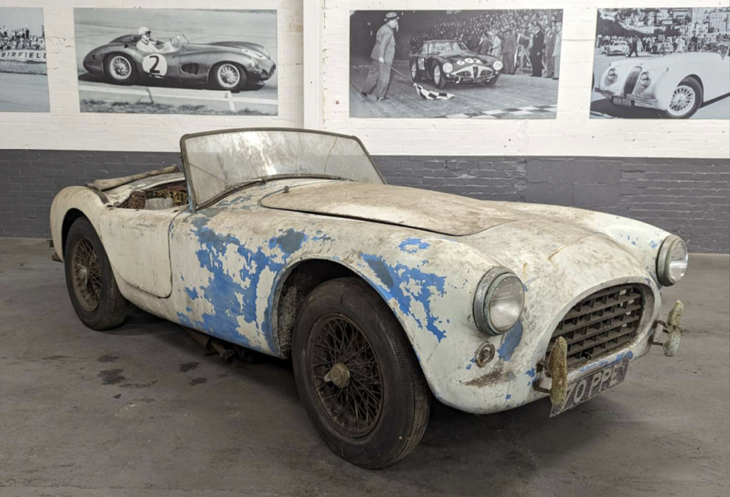 Chiếc AC ACE Bristol đời 1957 đã được bán đấu giá sau khi được tu sửa một phần. (Ảnh: Anglia Car Auctions)
