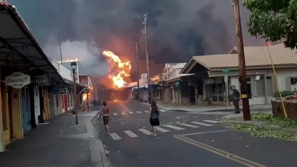 Người dân đứng nhìn khói và lửa bốc lên từ đám cháy rừng dữ dội tại Front Street ở trung tâm thành phố Lahaina, Maui, hôm 08/08/2023. (Ảnh: Alan Dickar qua AP Photo)