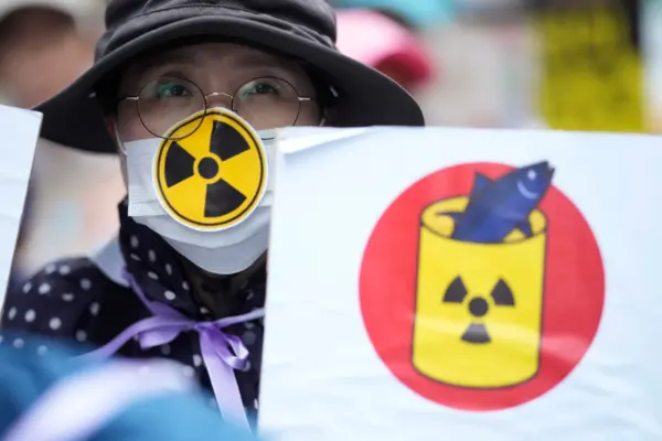 Người dân Nam Hàn biểu tình phản đối kế hoạch của Nhật Bản xả nước thải hạt nhân đã qua xử lý ra biển