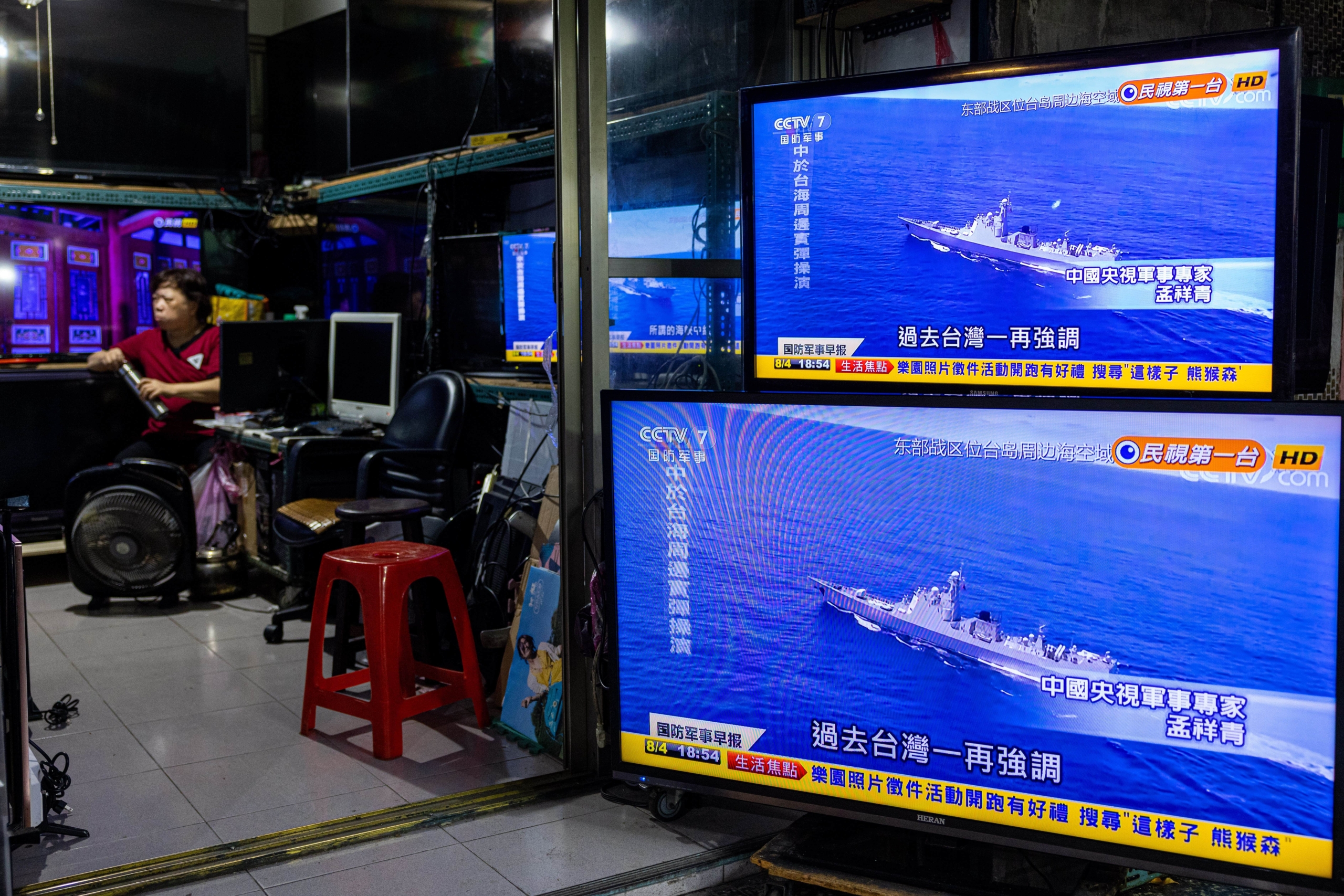 Một chiếc tivi chiếu bản tin về việc Trung Quốc tiến hành một cuộc tập trận xung quanh Đài Loan, tại một cửa hàng sửa chữa điện tử địa phương sau chuyến thăm của Chủ tịch Hạ viện Nancy Pelosi (Dân Chủ-California) tới Đài Bắc, Đài Loan, vào ngày 04/08/2022. (ảnh: Annabelle Chih/Getty Images)