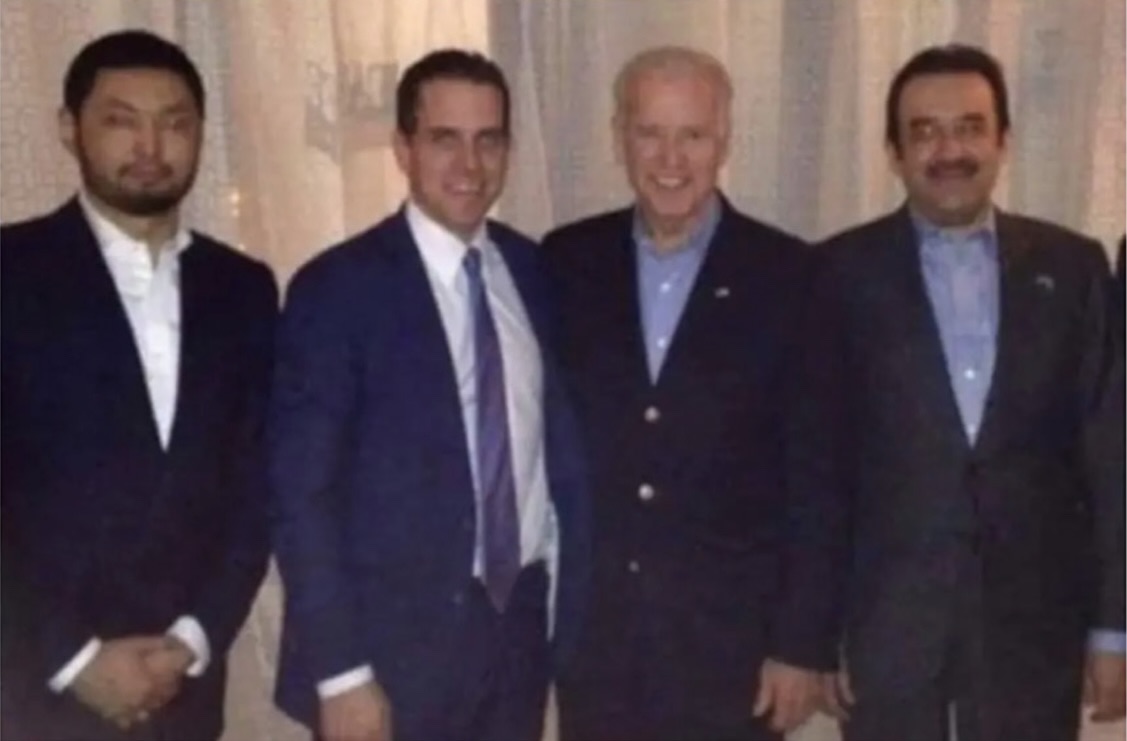 (Từ trái sang phải) Ông Kenes Rakishev, ông Hunter Biden, Phó Tổng thống Joe Biden, và Thủ tướng Kazakhstan Karim Massimov chụp ảnh chung sau bữa tối tại Cafe Milano ở Hoa Thịnh Đốn vào ngày 16/04/2014. (Ảnh đăng dưới sự cho phép của Ủy ban Giám sát và Trách nhiệm giải trình của Hạ viện)