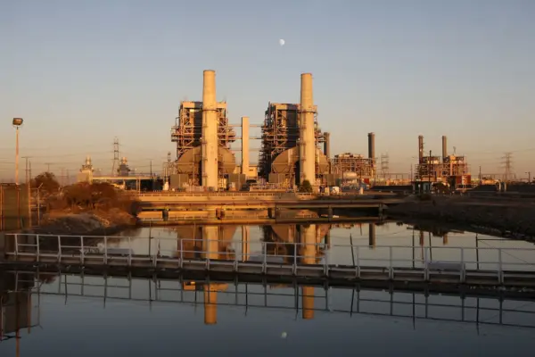 California gia hạn sử dụng 3 nhà máy chạy bằng khí đốt cuối cùng của tiểu bang để tránh khủng hoảng năng lượng
