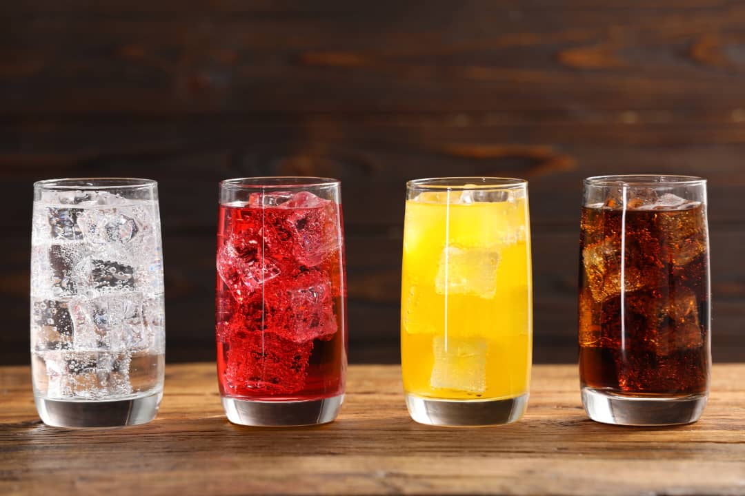 Tiêu thụ nhiều đồ uống có đường có liên quan đến việc tăng nguy cơ tử vong do bệnh gan mạn tính và nguy cơ ung thư gan. (Ảnh: New Africa/Shutterstock)