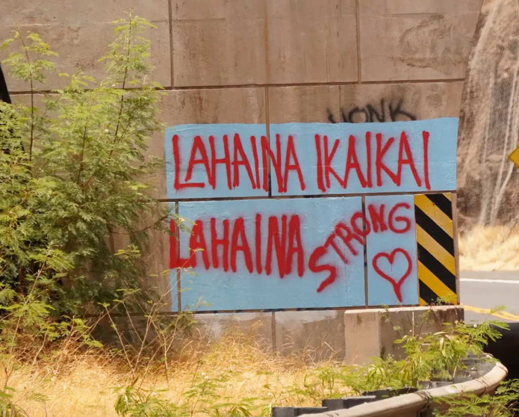 Đường chính đến thị trấn Lahaina của Tây Maui thông thoáng trở lại khi cộng đồng đang phục hồi sau trận cháy rừng