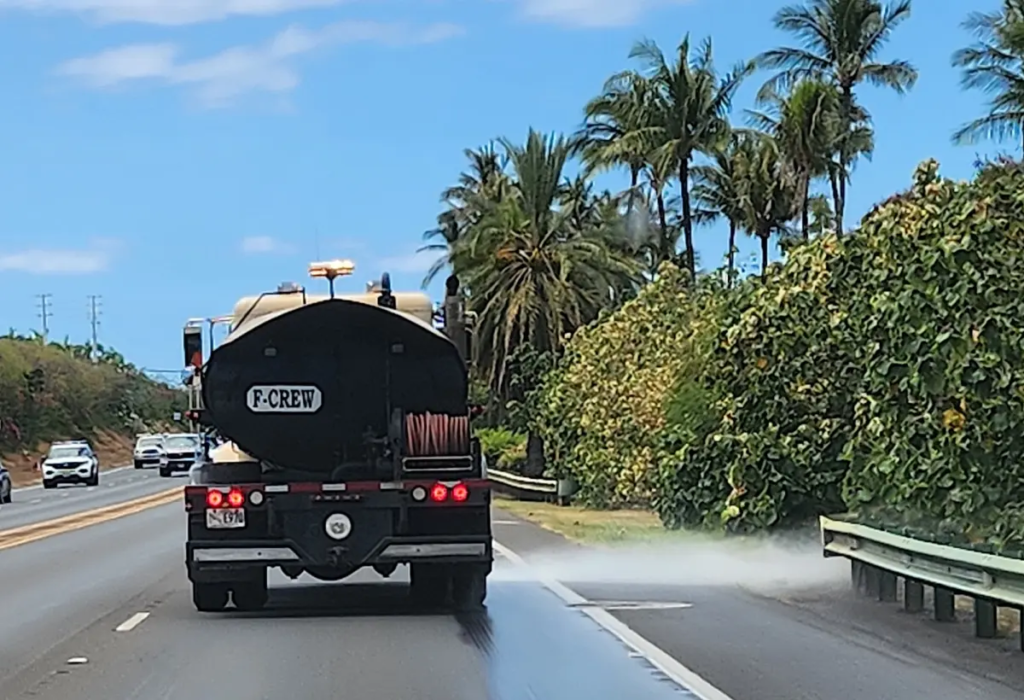 Đường chính đến thị trấn Lahaina của Tây Maui thông thoáng trở lại khi cộng đồng đang phục hồi sau trận cháy rừng