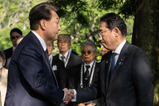 Tổng thống Yoon Suk Yeol của Nam Hàn (Trái) và Thủ tướng Nhật Bản Fumio Kishida bắt tay trong chuyến thăm “Đài tưởng niệm các Nạn nhân Nam Hàn trong vụ đánh bom nguyên tử” gần Đài tưởng niệm Công viên Hòa bình trong Hội nghị thượng đỉnh G-7 ở Hiroshima, Nhật Bản, hôm 21/05/2023. (Ảnh: Yuichi Yamazaki - Pool/Getty Images)