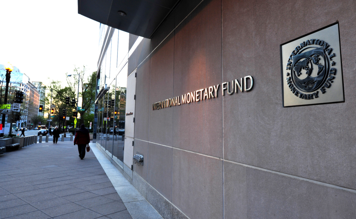 Tên hiệu trên tòa nhà Quỹ Tiền tệ Quốc tế ở Hoa Thịnh Đốn vào ngày 05/04/2016. (Ảnh: Karen Bleier/AFP qua Getty Images)