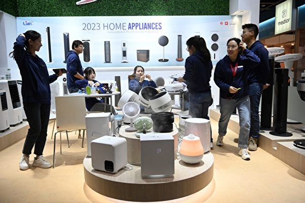 Du khách xem các thiết bị gia dụng tại Hội chợ Điện tử Mùa xuân Hồng Kông hôm 12/04/2023. (Ảnh: Peter Parks/AFP)