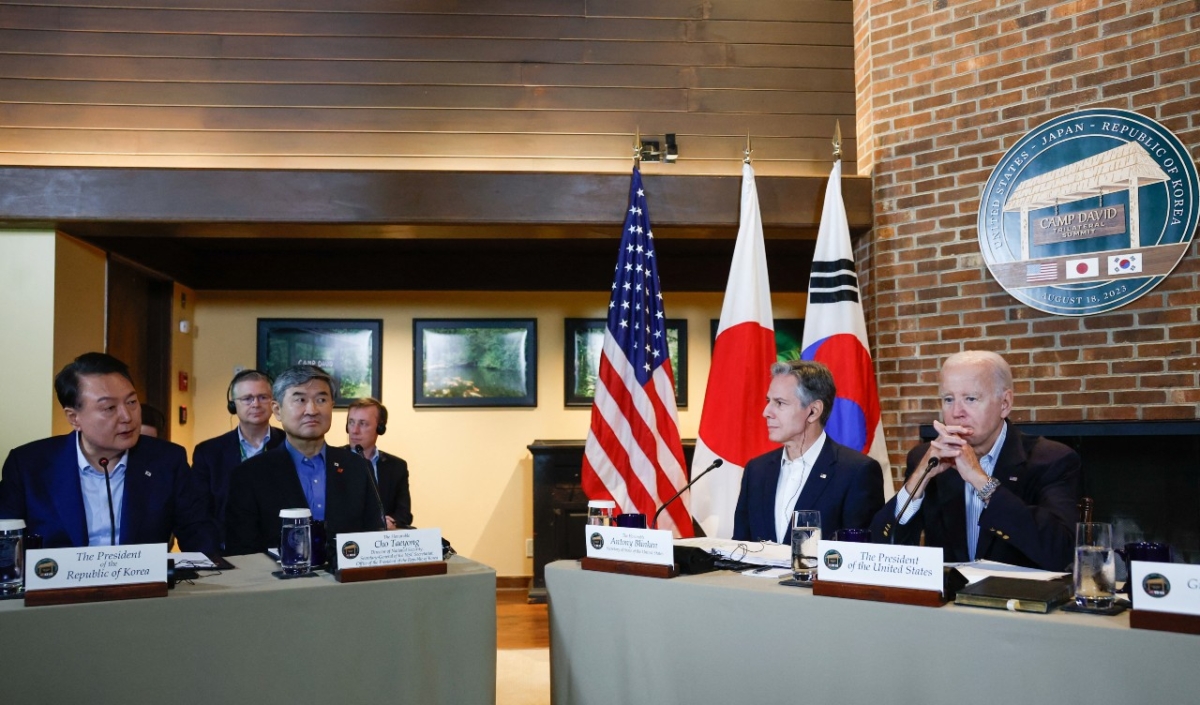 Tổng thống Joe Biden, Ngoại trưởng Antony Blinken, và Tổng thống Nam Hàn Yoon Suk Yeol tham gia hội nghị thượng đỉnh ba bên tại Trại David gần Thurmont, Maryland hôm 18/08/2023. (Ảnh: Reuters/Evelyn Hockstein)
