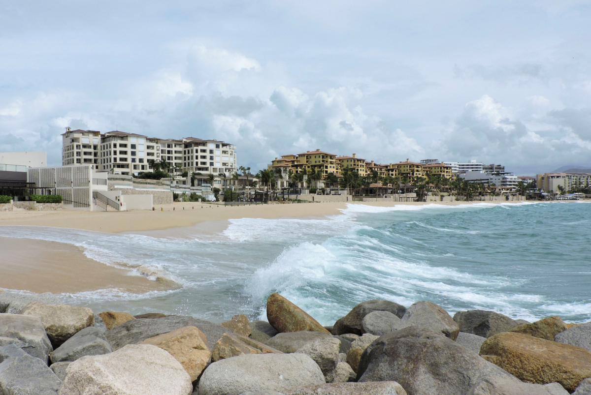 Sóng ập vào bãi biển khi cơn bão Hilary đổ bộ vào bán đảo Baja California của Mexico ở Cabo San Lucas, Mexico hôm 18/08/2023. (Ảnh: Monserrat Zavala/Reuters)