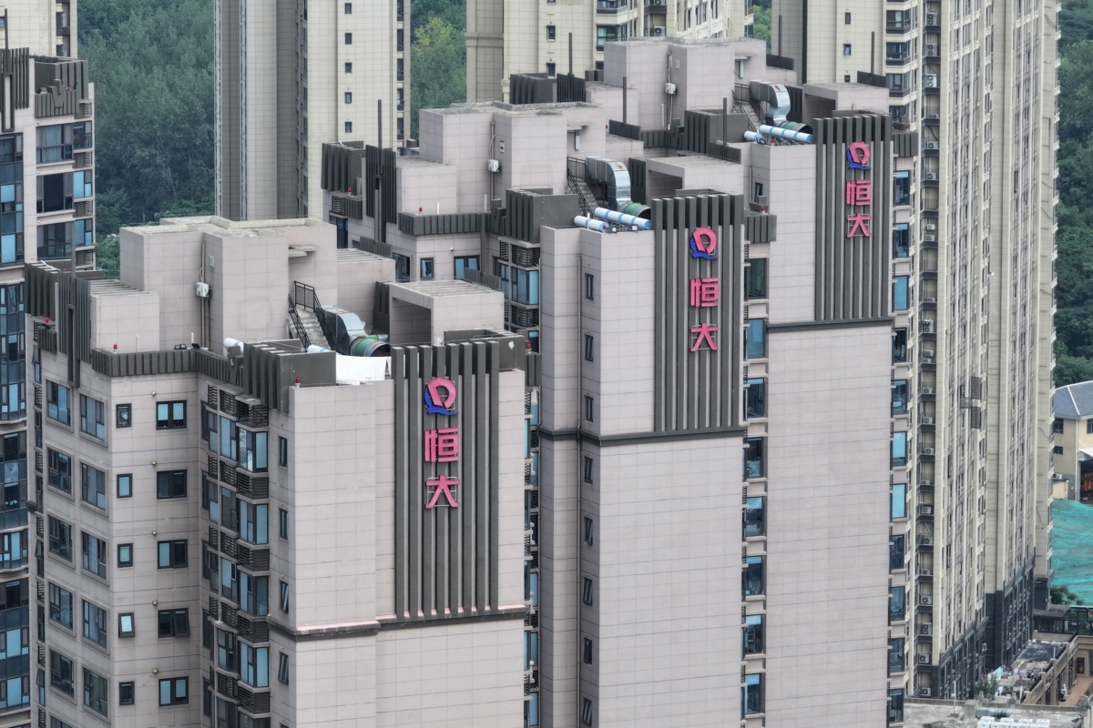 Logo Evergrande được nhìn thấy trên các tòa nhà dân cư ở Nam Kinh, tỉnh Giang Tô, Trung Quốc, hôm 18/08/2023. (Ảnh: Stringer/AFP qua Getty Images)