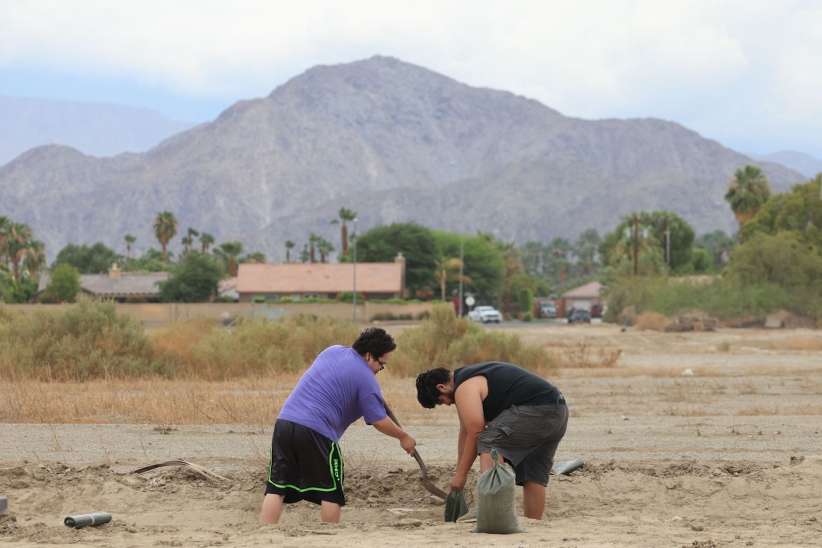 Người dân xúc cát từ sa mạc vào các bao dọc theo bên đường khi Bão Hilary di chuyển về phía bắc tới miền nam California, ở Indio, California, hôm 19/08/2023. (Ảnh: David Swanson/AFP qua Getty Images)