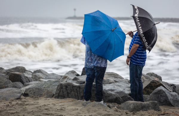 Người dân địa phương đang nhìn cơn giông tố do Bão nhiệt đới Hillary mang đến ở Seal Beach, California, hôm 20/08/2023. (Ảnh: John Fredricks/The Epoch Times)