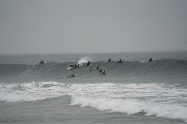 Những người lướt ván bắt sóng lớn trong cơn bão nhiệt đới Hilary ở Newport Beach, California, hôm 20/08/2023. (Ảnh: Hau Nguyen/The Epoch Times)