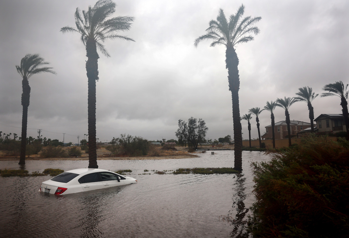 Một chiếc xe hơi bị ngập một phần trong nước lũ khi Bão Nhiệt đới Hilary di chuyển qua khu vực này ở thành phố Cathedral, California, hôm 20/08/2023. (Ảnh: Mario Tama/Getty Images)