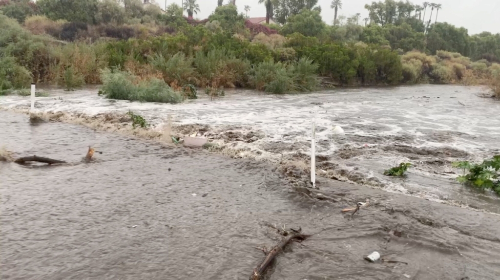 Một quang cảnh cho thấy nước lũ chảy qua đường phố trong Cơn bão Nhiệt đới Hilary, ở Palm Springs, California, hôm 20/08/2023, trong bức ảnh chụp màn hình từ một video trên mạng xã hội này. (Ảnh: Sở cứu hỏa Palm Springs/Tư liệu báo chí qua Reuters)