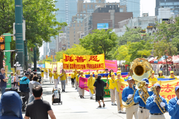 Hôm 19/08/2023, hàng trăm học viên Pháp Luân Công đã tổ chức một cuộc diễn hành ở trung tâm thành phố Toronto để kỷ niệm 417 triệu người Trung Quốc thoái xuất khỏi Đảng Cộng sản Trung Quốc và các tổ chức liên đới của đảng này. (Ảnh: Evan Ning/The Epoch Times)