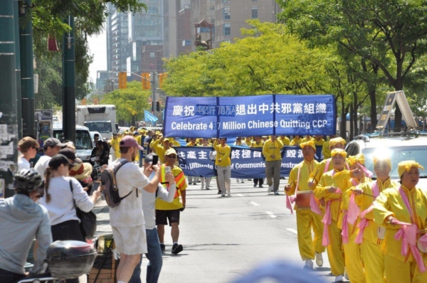 Người dân xem các học viên Pháp Luân Công diễn hành trong một cuộc diễn hành ở trung tâm thành phố Toronto hôm 19/08/2023 để kỷ niệm 417 triệu người Trung Quốc thoái xuất khỏi Đảng Cộng sản Trung Quốc và các tổ chức liên đới của đảng này. (Ảnh: Evan Ning/The Epoch Times)
