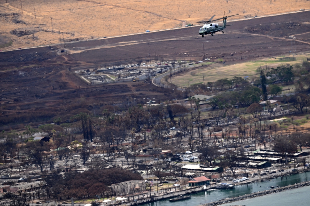 Chuyên cơ Marine One, chở Tổng thống Hoa Kỳ Joe Biden, bay phía trên khu vực chịu thiệt hại do cháy rừng ở Lahaina trên đảo Maui, Hawaii hôm 21/08/2023. (Ảnh: Mandel Ngan/AFP qua Getty Images)