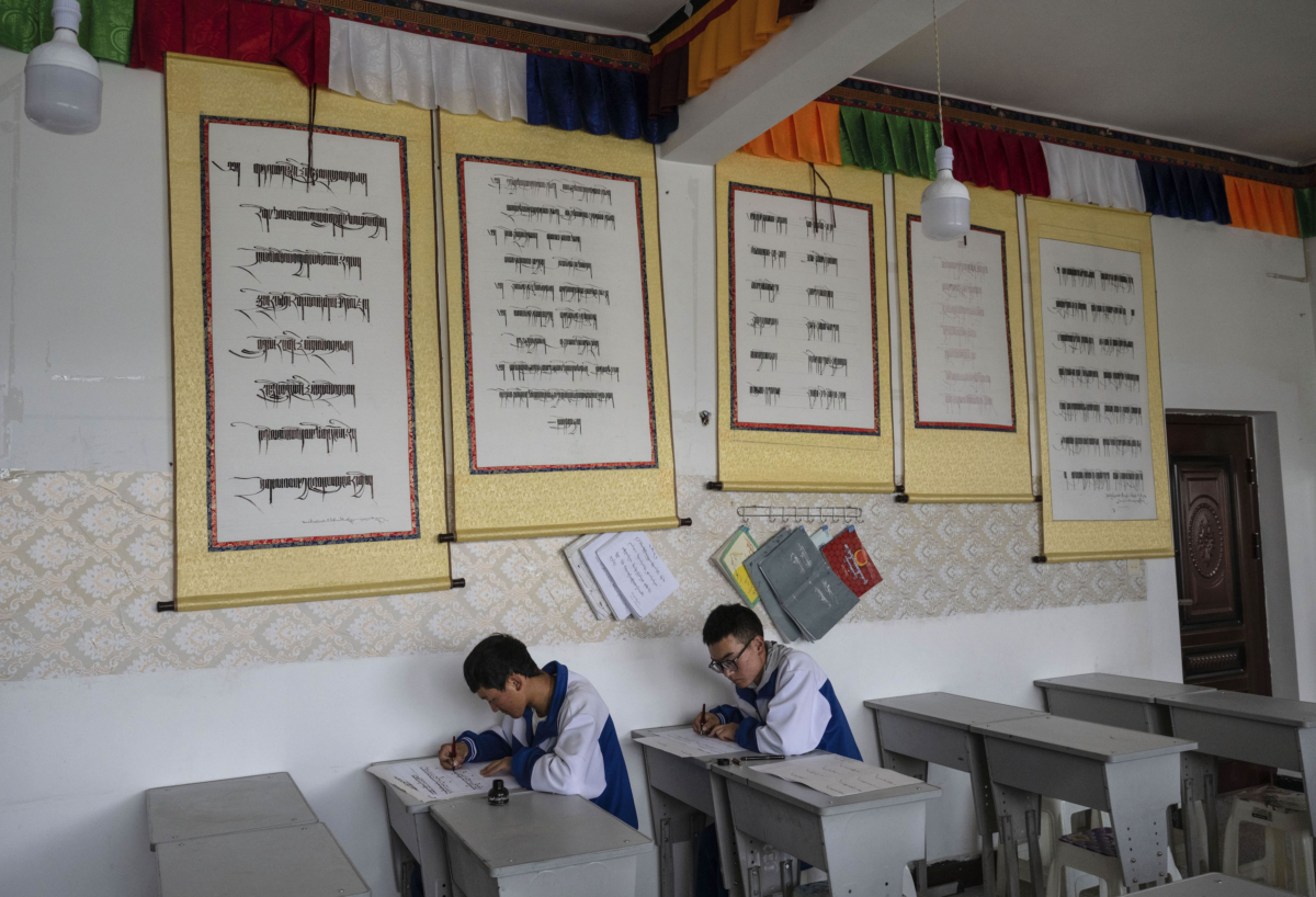Học sinh Tây Tạng của Trường Trung học Phổ thông Số Hai viết thư pháp Tây Tạng ở lớp học trong chuyến thăm do chính quyền tổ chức ở Sơn Nam, Tây Tạng, Trung Quốc, hôm 18/06/2023. (Ảnh: Kevin Frayer/Getty Images)