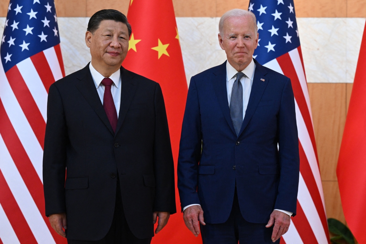 Tổng thống Hoa Kỳ Joe Biden (phải) và Chủ tịch Trung Quốc Tập Cận Bình (trái) gặp nhau bên lề Hội nghị thượng đỉnh G-20 ở Nusa Dua trên hòn đảo nghỉ dưỡng Bali của Indonesia vào ngày 14/11/2022. (Ảnh: Saul Loeb/AFP qua Getty Images)