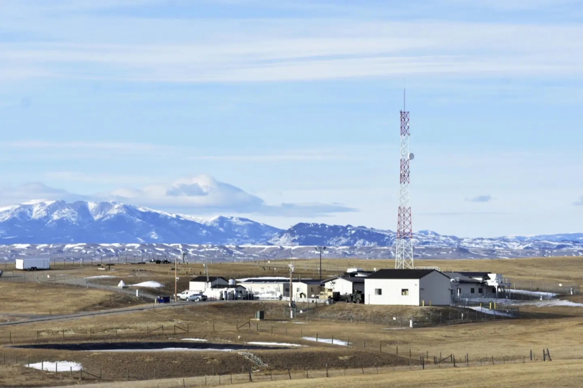 Một cơ sở của Không lực Hoa Kỳ nằm giữa một khu đất nông nghiệp ở trung tâm Montana được nhìn thấy hôm 07/02/2023. Các nhà lập pháp ở ít nhất 11 cơ quan lập pháp tiểu bang và Quốc hội đang cân nhắc các hạn chế hơn nữa đối với quyền sở hữu của người ngoại quốc đối với đất nông nghiệp Hoa Kỳ. (Ảnh: Matthew Brown/AP Photo)