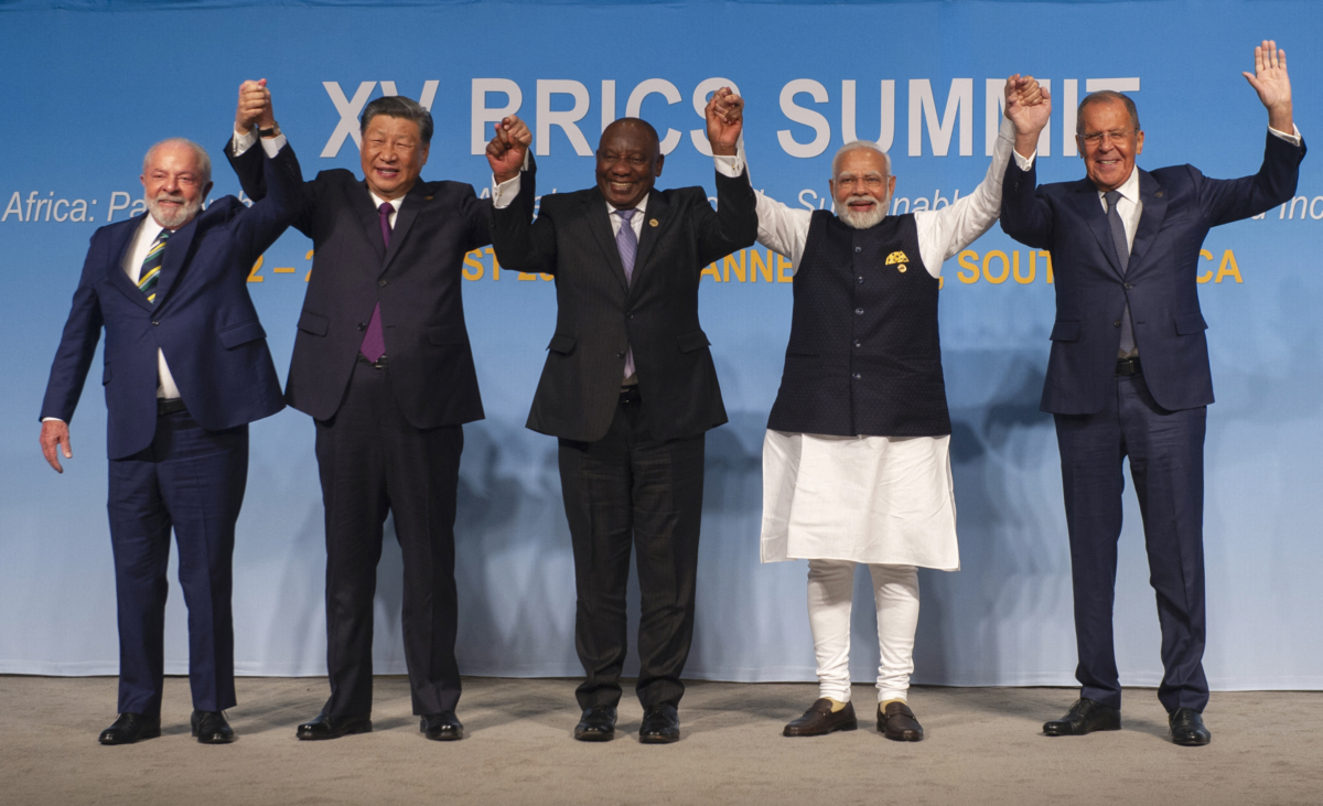 (Từ trái sang phải) Tổng thống Brazil Luiz Inacio Lula da Silva, Chủ tịch Trung Quốc Tập Cận Bình, Tổng thống Nam Phi Cyril Ramaphosa, Thủ tướng Ấn Độ Narendra Modi, và Ngoại trưởng Nga Sergei Lavrov cùng nhau giơ tay khi họ chụp ảnh nhóm tại Hội nghị thượng đỉnh BRICS ở Johannesburg hôm 23/08/2023. (Ảnh: Alet Pretorious/AFP qua Getty Images)