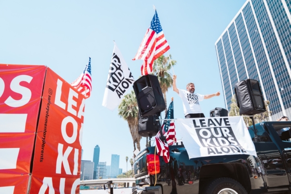 Khoảng 200 người biểu tình vì quyền của cha mẹ đã tuần hành qua trung tâm thành phố Los Angeles để phản đối chính sách cho phép các trường công lập giữ bí mật về việc chuyển giới ở California hôm 22/08/2023. (Ảnh: Được sự cho phép của cô Hasmik Bezirdshyan)