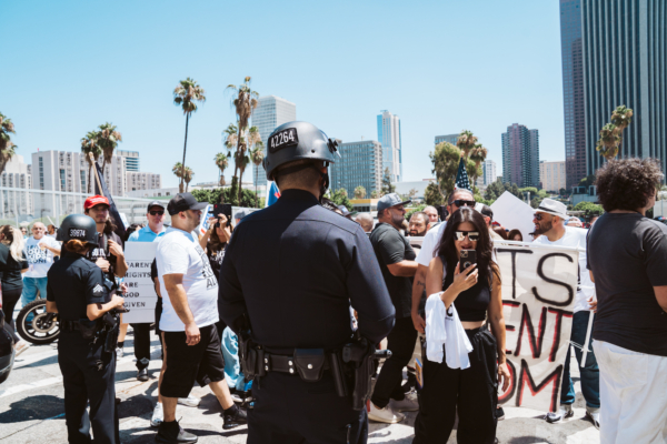 Các nhân viên cảnh sát theo dõi tình hình tại một cuộc biểu tình với sự tham dự của khoảng 200 người ủng hộ quyền của cha mẹ ở trung tâm thành phố Los Angeles để phản đối chính sách cho phép các trường công lập giữ bí mật về việc chuyển giới, ở California hôm 22/08/2023. (Ảnh: Được sự cho phép của cô Hasmik Bezirdshyan)