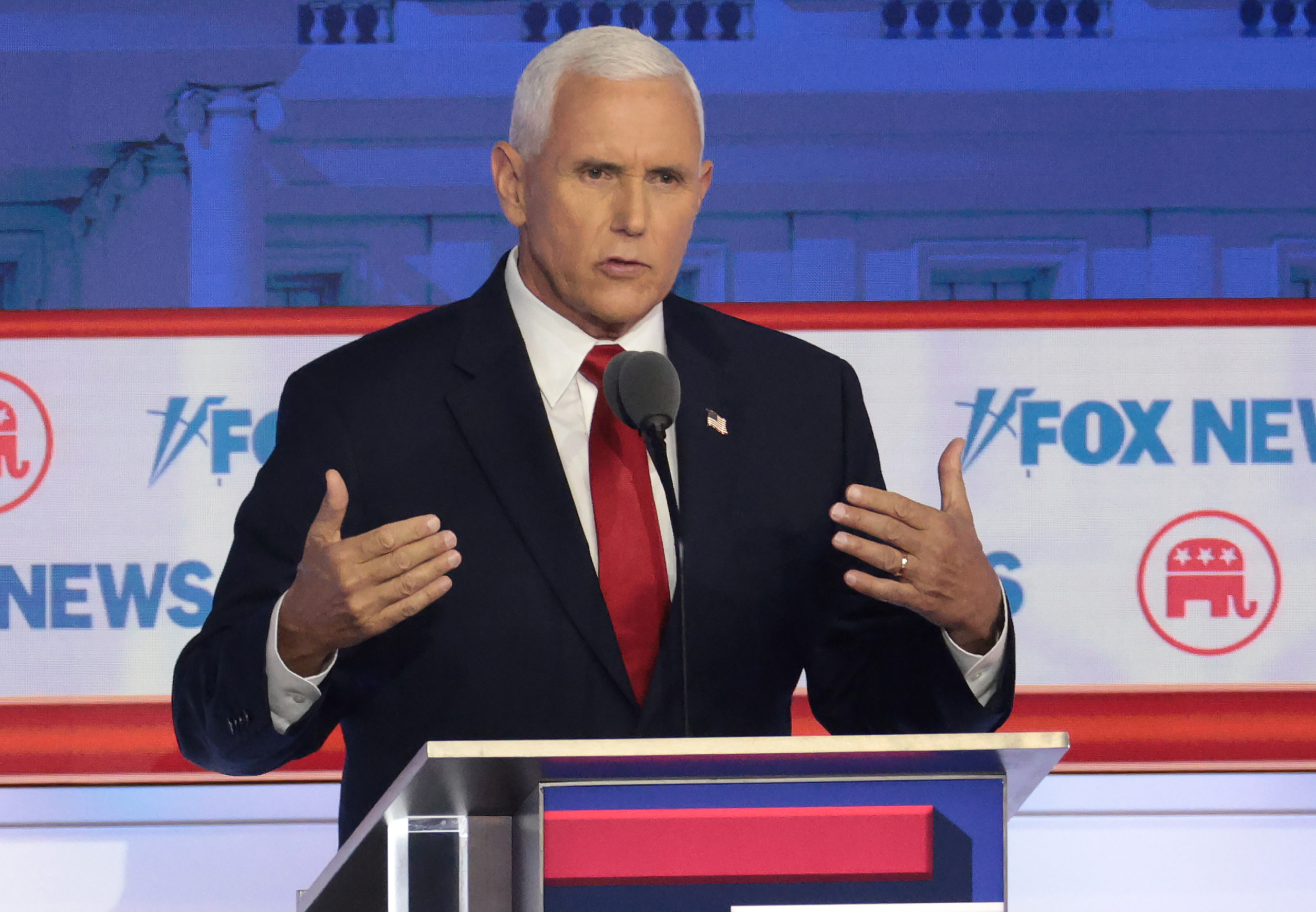 Ứng cử viên tổng thống của Đảng Cộng Hòa, cựu Phó Tổng thống Hoa Kỳ Mike Pence tham gia cuộc tranh luận đầu tiên trong mùa bầu cử sơ bộ của Đảng Cộng Hòa do FOX News tổ chức tại Diễn đàn Fiserv ở Milwaukee, Wisconsin, hôm 23/08/2023. (Ảnh: Win McNamee/Getty Images)