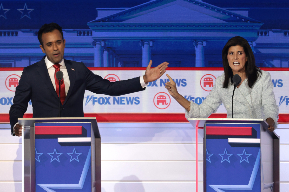 Ông Vivek Ramaswamy (trái) và cựu Đại sứ Liên Hiệp Quốc Nikki Haley tham gia cuộc tranh luận đầu tiên của mùa bầu cử sơ bộ của Đảng Cộng Hòa do FOX News tổ chức tại Diễn đàn Fiserv ở Milwaukee, Wisconsin, hôm 23/08/2023. (Ảnh: Win McNamee/Getty Images)