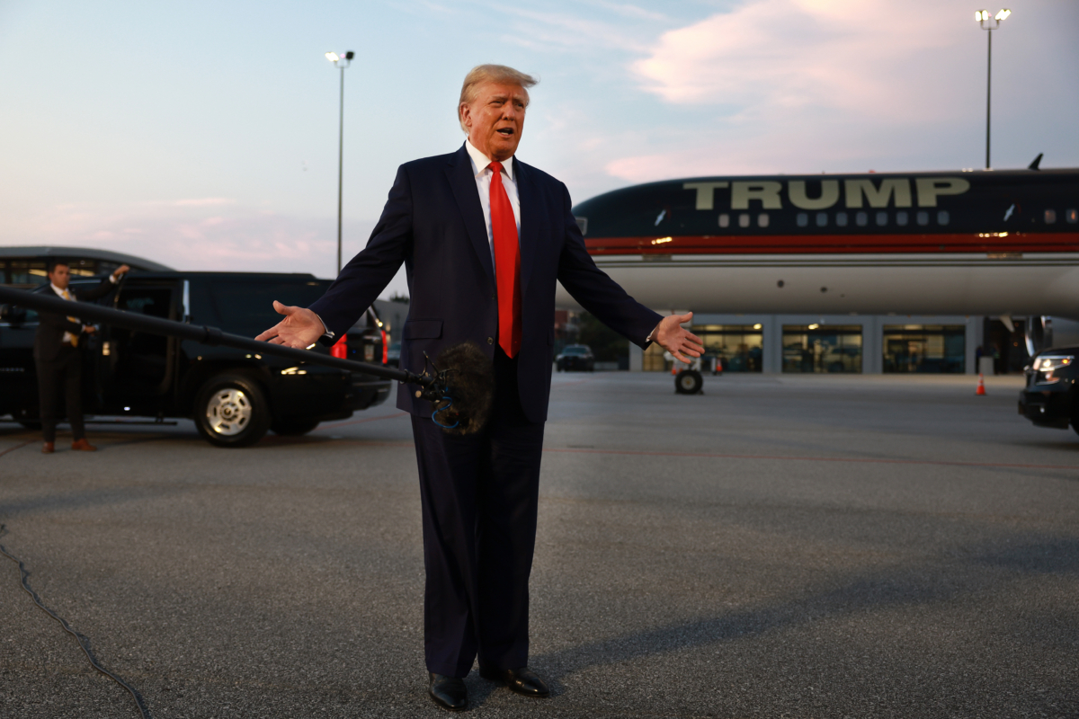 Cựu Tổng thống Donald Trump nói chuyện với giới truyền thông tại Phi trường Quốc tế Atlanta Hartsfield-Jackson sau khi được lấy dấu vân tay và chụp hình tại nhà tù Quận Fulton ở Atlanta, Georgia, hôm 24/08/2023. (Ảnh: Joe Raedle/Getty Images)